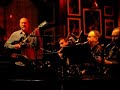 john scofield en el concierto del caf� latino en orense (sp), con su banda. 

 john scofield - guitarra 
 bill stewart - bater�a 
 steve swallow - bajo 
 phil grenadier - trompeta 
 eddie salkin - saxo tenor 
 frank vacin - saxo bar�tono 

 pd: perd�n por la calidad de imagen & sonido, est� grabado con una c�mara fotogr�fica.