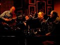 john scofield en el concierto del caf� latino en orense (sp), con su banda. 

 john scofield - guitarra 
 bill stewart - bater�a 
 steve swallow - bajo 
 phil grenadier - trompeta 
 eddie salkin - saxo tenor 
 frank vacin - saxo bar�tono 

 pd: perd�n por la calidad de imagen & sonido, est� grabado con una c�mara fotogr�fica.
