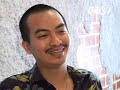Mot cu nhan dai hoc tu nguyen tro thanh nguoi giup viec trong nha` 1 nguoi` la...