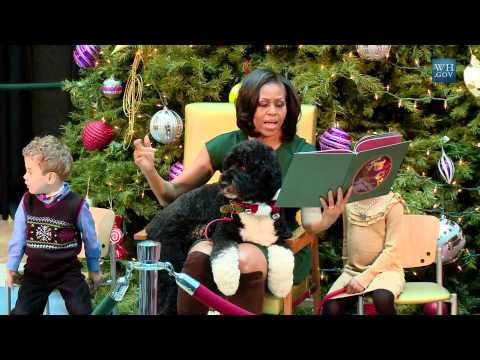 Mascota presidencial se robó el show cuando Michelle Obama leía cuento navideño a niños
