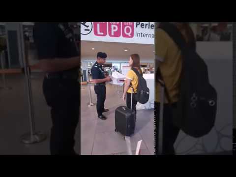 Dziewczyna rozwaliła system na lotnisku. Koleżanka miała ubaw po pachy :D