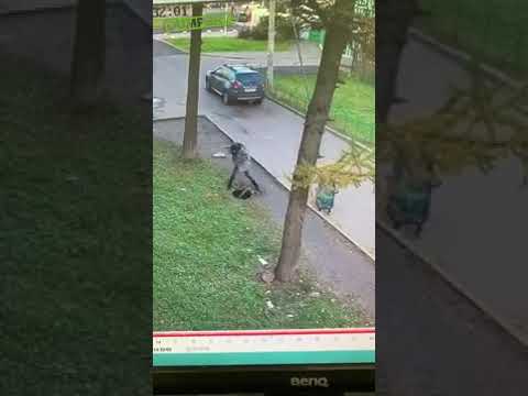 Spacer z dzieckiem o mało nie zakończył się tragicznie. Nagranie z monitoringu