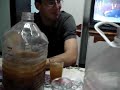 Os Vicenti aprendendo a fumar charuto