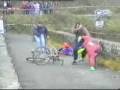 videos de rissa tra ciclisti e pubblico violento brutale