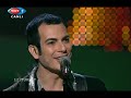 mor ve �tesi - deli

aran?yor sahibi ruhumun
tam yerine mi d�?t�m
direniyor faili tutkunun
k?zm?? ve k���lm�?

aran?yor sahibi ruhumun
tam yerine mi d�?t�m
direniyor direniyor direniyor

beni b�y�t�n, a?latmay?n
sevginiz nerde �v�nd�?�n�z
beni b�y�t�n, a?latmay?n
sahte d�?lerle oyalamay?n

bir ak?ll? bir yar?m deli
d�rt yan?m ak?ll? bir yan?m deli
herkes ak?ll? bir ben deli
bir ben deli bir ben deli

beni b�y�t�n, a?latmay?n
sevginiz nerde �v�nd�?�n�z
beni b�y�t�n, a?latmay?n
sahte d�?lerle oyalamay?n