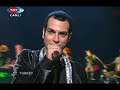 mor ve �tesi - deli

aran?yor sahibi ruhumun
tam yerine mi d�?t�m
direniyor faili tutkunun
k?zm?? ve k���lm�?

aran?yor sahibi ruhumun
tam yerine mi d�?t�m
direniyor direniyor direniyor

beni b�y�t�n, a?latmay?n
sevginiz nerde �v�nd�?�n�z
beni b�y�t�n, a?latmay?n
sahte d�?lerle oyalamay?n

bir ak?ll? bir yar?m deli
d�rt yan?m ak?ll? bir yan?m deli
herkes ak?ll? bir ben deli
bir ben deli bir ben deli

beni b�y�t�n, a?latmay?n
sevginiz nerde �v�nd�?�n�z
beni b�y�t�n, a?latmay?n
sahte d�?lerle oyalamay?n