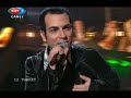 mor ve �tesi - deli

aran?yor sahibi ruhumun
tam yerine mi d�?t�m
direniyor faili tutkunun
k?zm?? ve k���lm�?

aran?yor sahibi ruhumun
tam yerine mi d�?t�m
direniyor direniyor direniyor

beni b�y�t�n, a?latmay?n
sevginiz nerde �v�nd�?�n�z
beni b�y�t�n, a?latmay?n
sahte d�?lerle oyalamay?n

bir ak?ll? bir yar?m deli
d�rt yan?m ak?ll? bir yan?m deli
herkes ak?ll? bir ben deli
bir ben deli bir ben deli

beni b�y�t�n, a?latmay?n
sevginiz nerde �v�nd�?�n�z
beni b�y�t�n, a?latmay?n
sahte d�?lerle oyalamay?n