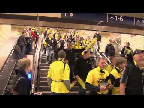 Sonderzug - Unsere Webseite: http://www.borussen.tv Die BVB Fanabteilung hatte für das DFB Pokalfinale einen Sonderzug für die BVB Fans organisiert. Mit über einer Stund...