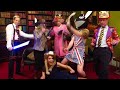 RT @mydestination: The Royal Family does the #HarlemShake - http://t.co/QYk9Cl89Ho One is most definitely amused.