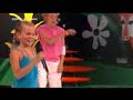 hop hop hop hop hop hop hop
nede p� min skole skole 
lugter der af ost ad
jeg vil ud i solen solen 
i den friske luft yeah
jeg vil ha` en vaffelis med fl�deskum og guf guf
gemme mine lektier 
i den nederste skuf`puf
jeg er tr�t af b�de dansk og matematik 
jeg vil hellere have 
billedfag og musik jo taak
det bedste ved skolen det er frikvarter
langt v�k fra min sure idr�tsl�rer yeah


jeg gider ikke g� i skole nej 
h�nderne op hvis i er med mig 
hop op et skridt tilbage fyr den af 
som om det var en fridag
jeg gider ikke lave lektier nej h�nderne op hvis i er med mig 
hop op et skridt frem fyr den af 
og lav noget larm
nede p� min skole skole 
lugter der af r�g ad
det de store drenge, uhh 
der st�r og f�r en sm�g host
det bedste ved skolen det er frikvarter 
s� jeg kan komme udenfor 
og tr�kke vejret jo taak
hop hop i mit sjippetov 
spr�jte med vand og lave sjov
pj�kke pj�kke pj�kke 
ahh ahh det m� man ikke 
k�re fru l�rer h�r nu lige her 
vi vil ha` flere frikvarter
jeg gider ikke g� i skole nej 
h�nderne op hvis i er med mig 
hop op et skridt tilbage 
fyr den af som om det var en fridag
jeg gider ikke lave lektier nej h�nderne op hvis i er med mig 
hop op et skridt frem 
fyr den af og lav noget larm
hop hop alle pigerne
hop hop alle drengene
hop hop alle sammen 
fyr den af og lav noget larm......

jeg gider ikke g� i skole nej 
h�nderne op hvis i er med mig 
hop op et skridt tilbage 
fyr den af som om det var en fridag
jeg gider ikke lave lektier nej h�nderne op hvis i er med mig 
hop op et skridt frem 
fyr den af og lav noget larm