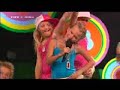 hop hop hop hop hop hop hop
nede p� min skole skole 
lugter der af ost ad
jeg vil ud i solen solen 
i den friske luft yeah
jeg vil ha` en vaffelis med fl�deskum og guf guf
gemme mine lektier 
i den nederste skuf`puf
jeg er tr�t af b�de dansk og matematik 
jeg vil hellere have 
billedfag og musik jo taak
det bedste ved skolen det er frikvarter
langt v�k fra min sure idr�tsl�rer yeah


jeg gider ikke g� i skole nej 
h�nderne op hvis i er med mig 
hop op et skridt tilbage fyr den af 
som om det var en fridag
jeg gider ikke lave lektier nej h�nderne op hvis i er med mig 
hop op et skridt frem fyr den af 
og lav noget larm
nede p� min skole skole 
lugter der af r�g ad
det de store drenge, uhh 
der st�r og f�r en sm�g host
det bedste ved skolen det er frikvarter 
s� jeg kan komme udenfor 
og tr�kke vejret jo taak
hop hop i mit sjippetov 
spr�jte med vand og lave sjov
pj�kke pj�kke pj�kke 
ahh ahh det m� man ikke 
k�re fru l�rer h�r nu lige her 
vi vil ha` flere frikvarter
jeg gider ikke g� i skole nej 
h�nderne op hvis i er med mig 
hop op et skridt tilbage 
fyr den af som om det var en fridag
jeg gider ikke lave lektier nej h�nderne op hvis i er med mig 
hop op et skridt frem 
fyr den af og lav noget larm
hop hop alle pigerne
hop hop alle drengene
hop hop alle sammen 
fyr den af og lav noget larm......

jeg gider ikke g� i skole nej 
h�nderne op hvis i er med mig 
hop op et skridt tilbage 
fyr den af som om det var en fridag
jeg gider ikke lave lektier nej h�nderne op hvis i er med mig 
hop op et skridt frem 
fyr den af og lav noget larm