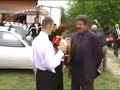 Obratite paznju na lika u crnom u pozadini pokraj otvorene haube.