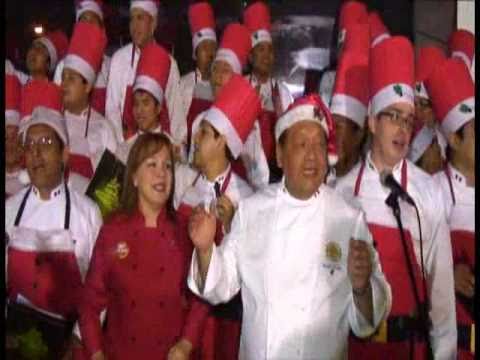 Cocineros armaron el árbol de Navidad culinario más grande del mundo