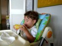 Thomaz comendo milho