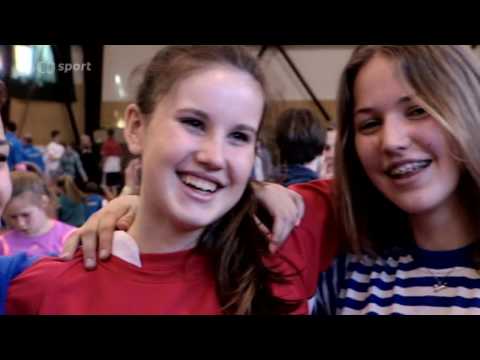 Kdo lépe skáče přes švihadlo? Kluci nebo holky?