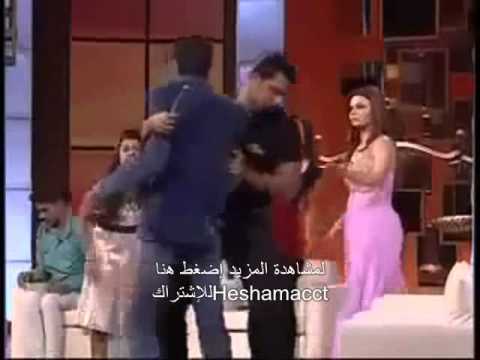 مذيعة هندية تضرب الضيف بالجزمة