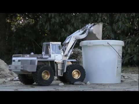 Radlader Arbeitsplatz - http://tobias-braeker.de Anbaugeräte und Schnellwechsler für Modellradlader hier kaufen: http://tobias-braeker.de Attachment equipment and quick coupler ...
