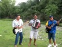moveños agarrando cura en la presa del chiculi