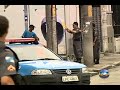 Um assaltante com uma granada invadiu uma farmácia e fez uma mulher refém. A polícia invadiu a farmácia, eo bandido foi baleado. Foi mais uma manhã violenta na Tijuca. Na quinta-feira (24), em um tiroteio, uma mulher foi baleada na São Francisco Xavier. Nesta sexta-feira (25), houve um assalto com refém em uma farmácia da Rua Pereira Nunes. No início da tarde, a farmácia permanece fechada. Um carro da Polícia Militar está em frente ao local. Segundo testemunhas, o ladrão já estava na ...
