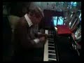 el maestro mores tocando en su casa