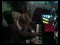 el maestro mores tocando en su casa