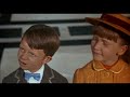 il pi� bel film disney,ho ridoppiagio le voci di mister dawes padre (dick van dyke),mr. dawes figlio(arthur malet)e mr. george banks(david tomlinson) nel parlato e nel cantato.  commentate,votate e iscrivetevi al mio canale,che vi costa?

lyric/testo 
se quei due penny in banca subito impiegar tu li sai senza troppi sforzi in breve raddoppiar li vedrai. 
saran sicuri nei forzieri e null'altro dovrai far 
che affidarti a noi banchieri 
che sappiam quel che pi� convien comprar. 
vedi michael, sarai azionista di ferrovie in africa, 
dighe in canad�, flotte sopra i mari, 
canali che uniscon gli oceani fra lor, milioni di piante di t�... 
con due grami, miseri, semplici penny che hai versato in banca 
o meglio ancora nella grande banca dawes di credito, risparmio e sicurt�! 
se tu non perdi tempo e i due penny dai un bel d� 
arrivar alle stelle il tuo credito vedrai 
sempre grazie a noi qui. 
ed anche tu potrai godere dei vantaggi del denar 
e raggiunger quel potere che soltanto il credito pu� dar: 
puoi comprare obbligazioni e azioni! 
pensa agli interessi, buoni, quote, titoli, sconti. 
pensa poi che abbondar! le opportunit�! 
imprese di immensa utilit�. 
mobili, immobili, aree, fabbriche, stabilimenti, 
cooperative, banche! 
finch� la banca d'inghilterra sta in piedi, l'inghilterra sta in piedi. 
se crolla la banca d'inghilterra, crolla l'inghilterra. 
vedi michael, tutto per mancanza di due... 
grami, miseri, semplici, penny da versare in banca, 
o meglio ancora nella grande, banca dawes di credito, risparmio e sicurt�