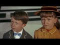 Il più bel film Disney,ho ridoppiagio le voci di Mister Dawes Padre (Dick Van Dyke),Mr. Dawes figlio(Arthur Malet)e Mr. George Banks(David Tomlinson) nel parlato e nel cantato.  COMMENTATE,VOTATE E ISCRIVETEVI AL MIO CANALE,CHE VI COSTA?

LYRIC/TESTO 
Se quei due penny in banca subito impiegar tu li sai senza troppi sforzi in breve raddoppiar li vedrai. 
Saran sicuri nei forzieri e null'altro dovrai far 
che affidarti a noi banchieri 
che sappiam quel che più convien comprar. 
Vedi Michael, sarai azionista di ferrovie in Africa, 
dighe in Canadà, flotte sopra i mari, 
canali che uniscon gli oceani fra lor, milioni di piante di tè... 
Con due grami, miseri, semplici penny che hai versato in banca 
o meglio ancora nella grande banca Dawes di credito, risparmio e sicurtà! 
Se tu non perdi tempo e i due penny dai un bel dì 
arrivar alle stelle il tuo credito vedrai 
sempre grazie a noi qui. 
Ed anche tu potrai godere dei vantaggi del denar 
e raggiunger quel potere che soltanto il credito può dar: 
puoi comprare obbligazioni e azioni! 
Pensa agli interessi, buoni, quote, titoli, sconti. 
Pensa poi che abbondar! Le opportunità! 
Imprese di immensa utilità. 
Mobili, immobili, aree, fabbriche, stabilimenti, 
cooperative, banche! 
Finché la Banca d'Inghilterra sta in piedi, l'Inghilterra sta in piedi. 
Se crolla la Banca d'Inghilterra, crolla l'Inghilterra. 
Vedi Michael, tutto per mancanza di due... 
grami, miseri, semplici, penny da versare in banca, 
o meglio ancora nella grande, banca Dawes di credito, risparmio e sicurtà