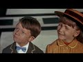 il pi� bel film disney,ho ridoppiagio le voci di mister dawes padre (dick van dyke),mr. dawes figlio(arthur malet)e mr. george banks(david tomlinson) nel parlato e nel cantato.  commentate,votate e iscrivetevi al mio canale,che vi costa?

lyric/testo 
se quei due penny in banca subito impiegar tu li sai senza troppi sforzi in breve raddoppiar li vedrai. 
saran sicuri nei forzieri e null'altro dovrai far 
che affidarti a noi banchieri 
che sappiam quel che pi� convien comprar. 
vedi michael, sarai azionista di ferrovie in africa, 
dighe in canad�, flotte sopra i mari, 
canali che uniscon gli oceani fra lor, milioni di piante di t�... 
con due grami, miseri, semplici penny che hai versato in banca 
o meglio ancora nella grande banca dawes di credito, risparmio e sicurt�! 
se tu non perdi tempo e i due penny dai un bel d� 
arrivar alle stelle il tuo credito vedrai 
sempre grazie a noi qui. 
ed anche tu potrai godere dei vantaggi del denar 
e raggiunger quel potere che soltanto il credito pu� dar: 
puoi comprare obbligazioni e azioni! 
pensa agli interessi, buoni, quote, titoli, sconti. 
pensa poi che abbondar! le opportunit�! 
imprese di immensa utilit�. 
mobili, immobili, aree, fabbriche, stabilimenti, 
cooperative, banche! 
finch� la banca d'inghilterra sta in piedi, l'inghilterra sta in piedi. 
se crolla la banca d'inghilterra, crolla l'inghilterra. 
vedi michael, tutto per mancanza di due... 
grami, miseri, semplici, penny da versare in banca, 
o meglio ancora nella grande, banca dawes di credito, risparmio e sicurt�