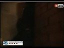 Actualitzat a les 09:59 h   05/10/2008  Els Mossos d'Esquadra han tornat a desmantellar un punt de venda de droga molt actiu al barri barceloní del Besòs. Els Mossos d'Esquadra i Guàrdia Urbana de Barcelona treballen des de principis d'any al carrer d'Alfons el Magnànim, on hi ha un bloc de pisos ocupat per un clan familiar que es dedica a la venda de drogues. Des d'aleshores hi han fet diversos escorcolls, amb detencions i confiscació d'estupefaents.A principis de setembre, els investigadors hi van detectar un repunt en la venda de drogues, ja que hi tornava a haver molts toxicòmans a la zona. Aquest dilluns van escorcollar un d'aquests pisos, on van confiscar munició per a una pistola 9 mil·límetres parabellum, 18 paperines de cocaïna i 600 grams d'haixix, i van detenir un jove menor d'edat que era a la vivenda. Els Mossos esperen fer més detencions en relació amb aquesta operació, que continua oberta.