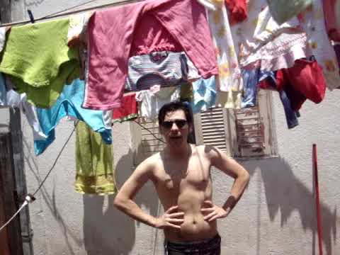 Danni Rica na piscina do condominio