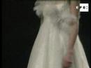 Lo nuevo en vestidos de novia: Plumas, lazos y tejidos vaporosos.