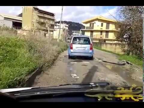 Via Madonna del Carmelo quasi impraticabile (Video)