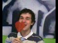 joey die likt aan een lolly
