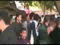 بسم الله الرحمــن الرحيموصلى الله وبارك على سيدنا محمد وآله وصحبه وإخوانه وحزبه .كسائر مناطق المغرب والعالم بأسره تضامنت ساكنة  مدينة الناظور مع إخوانهم في غزة التي ترتكب في حقها أبشع الجرائم الإنسانية ، حيث تحاصر وتقتل ويذبح أطفالها ونسائها على مرأى ومسمع من المنتظم الدولي ، وفي صمت مريب من الأنظمة العربية الرسمية.وفي هذا السياق وجهت جماعة العدل والإحسان بالناظور نداء إلى ساكنة المدينة للمشاركة في المسيرة  الشعبية التضامنية مع غزة كانت قد دعت إليها جمعية رابطة المعلمين للأعمال الاجتماعية  والثقافية والتربوية يوم الأحد 9 مارس 2008 انطلاقا من الساعة الرابعة مساءا  وبعد اتخاذ جميع الإجراءات القانونية حيث أرسل التصريح في وقته المحدد عن طريق البريد المضمون مع إشعار بالتوصل ، إلا أن باشا المدينة رفض تسلم البريد فتم اللجوء في مرحلة لاحقة إلى العون القضائي الذي بدوره أقر بإصرار السلطات على عدم تسلم التصريح.وبينما كان المصلون يتهيئون للتوجه إلى نقطة انطلاق المسيرة ، ورغم عدم توصل المنظمين بقرار المنع فوجئ  الجميع ، بمن فيهم الصحافة المحلية ، بتدخل عنيف ووحشي من طرف مختلف ألوان وأشكال قوى المخزن المدججة بالعصي والهروات ، وهذا ينم عن حقد دفين تجلى في تهشيم للرؤوس والعظام  وسب وركل ورفس بالأقدام ، وبدوره  باشر المسؤول الأمني وأعوانه المقربون  في ضرب ورفس الإخوة والأخوات والبصق على وجوههم ، وهذا هو التكريم المخزني للمرأة في أجواء يومها العالمي .وفي هذا الجو الإرهابي بامتياز والذي دام زهاء ساعة ، اعتقل 16 عضوا من جماعة العدل والإحسان لمدة سبع ساعات ليطلق سراحهم في وقت متأخر من الليل بعد أن أنجزت  لهم محاضر لدى الشرطة القضائية، كما تم نقل أحد أعضاء الجماعة وقد شج رأسه إلى المستشفى ، و لم تنج حتى الصحافة من التنكيل المخزني. وإننا في جماعة العدل والإحسان  نستنكر بشدة هذا الأسلوب الهمجي ، ونتشبث بحقنا في التظاهر السلمي ، والتعبير الحضاري عن تضامننا مع قضايا الأمة . وحسبنا الله ونعم الوكيل .