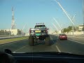 سيارة بيجو مركبة على عجلات اكبر منها، تماما كما تمشي الفارة على أرجل قطة (تذكرت توم وجيري)