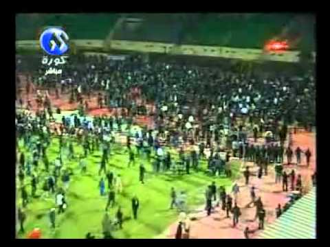 اقتحام جمهور المصرى للمعلب فى مبارة الاهلى والمصرى عدد القتلى 33