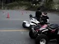 ＜注意＞熟練されたライダーが行っていますので、危険ですので絶対マネしないでください。トライクでも練習すればこんなコトも出来ちゃうという...あまり意味はありません（笑）