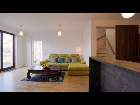 Video Moderní rodinný dům 5+kk s garáží, podkrovím, terasou a fotovoltaikou v Hostavicích - Praha 14