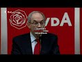 Dit is een montage van de persconferentie die Job Cohen afgelopen vrijdag (12 maart 2010) hield, en waarin hij zich kandidaat stelde voor het lijsttrekkerschap van de PvdA na het plotseling aangekondigde vertrek van Wouter Bos uit de politiek diezelfde dag. De nadruk die hij hier legde op bijv. de rechtsstaat, een activistische overheid, gemeenschapszin en zijn warme pleidooi voor politieke én sociale vrijheden was een zeer verfrissend en welkom geluid in de hedendaagse Nederlandse politiek. Dit is de eerste keer sinds lange tijd dat ik me door een landelijke politicus van eigen bodem zo geïnspireerd heb gevoeld. Cohen refereerde veel aan zijn opgedane ervaring en wapenfeiten als burgemeester van Amsterdam, een functie die hij nu ook neerlegde. Hij prees uitbundig zijn voorganger, ex-medewerkers en zijn ouders. En hij ging uitgebreid in op zijn visie voor Nederland in de toekomst. Wat Wouter Bos betreft. Ik hoop écht dat het allemaal niet zo'n vaart loopt en dat hij ná 9 juni as in ieder geval nog als minister beschikbaar blijft. Zodat hij alsnog de vruchten van zijn harde werk van de afgelopen jaren kan gaan plukken. In de vorm van brede publieke erkenning.