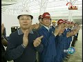 新华网北京６月２５日电（记者 孙承斌）盛夏的北京，处处洋溢着迎奥运的浓厚气氛。６月２５日，中共中央总书记、国家主席、中央军委主席胡锦涛实地考察北京市奥运会配套交通设施，并亲切看望慰问工程建设者和技术人员。     上午９时许，胡锦涛在中共中央政治局委员、北京市委书记、北京奥组委主席刘淇和北京市市长、北京奥组委执行主席郭金龙等陪同下，首先来到北京南站考察。     北京南站是京津城际铁路和京沪高速铁路的起点站，建成后将成为集多种运输方式为一体的现代化综合交通枢纽。目前，工程建设已进入收尾阶段，计划于今年８月１日正式投入使用。     胡锦涛走进即将完工的候车大厅，在北京南站和京津城际铁路示意图前，认真听取工程建设情况介绍。工程负责人告诉总书记，北京南站工程采用先进技术，建起了大跨度巨型钢框架结构站房，还突出了节能和环保要求。胡锦涛听了，满意地点点头。     北京南站站台上，停靠着我国自主研制的