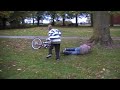 Hugo cyklar in i ett träd. Hugo cyklar in i ett träd.