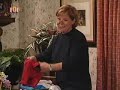 mar�a garral�n web oficial
http://www.mariagarralon.es

----

un cantautor suspende su actuaci�n en la escapada y luismi le sustituye con su show de magia. su intenci�n es impresionar a sara para que vuelva con �l. la pandilla prepara unos carteles de la actuaci�n, pero en ellos anuncian que luismi har� un n�mero en el que desaparece una persona. asustado, decide ponerse a practicar ese truco que a�n no domina del todo. f�lix observa sus fracasos y le demuestra c�mo se hace. luismi le convence para que le ayude. el espect�culo, que comparten ambos, es todo un �xito. sara es la que desaparece, y una vez terminado el n�mero vuelve a caer en los brazos de luismi. 

bego se interesa por las revistas para adolescentes en las que se tratan temas relacionados con el sexo. ella y nadia hacen un test, para descubrir si siguen siendo unas ni�as o ya son mujeres. para contestar a algunas preguntas, deciden practicar los consejos de seducci�n de la revista. para ello necesitan un chico y eligen al pobre lolo como v�ctima. el ni�o, confundido con lo ocurrido, le dice a su madre que cree que ha dejado embarazadas a las chicas. roc�o, perpleja, corre a cont�rselo a alfredo, que proh�be a bego comprar esas revistas. la ni�a le recuerda que �l fue quien se los compr�, sin dar importancia a su contenido. 

gustavo entrena a los chicos para la excursi�n a unas cuevas que organiza el colegio, pero resbala y se lastima el tobillo. tere propone a nuria que sustituya a gustavo y no le queda m�s remedio que aceptar. alfredo percibe que nuria se siente inc�moda y ella acaba confes�ndole que no quiere ir a la excursi�n porque est� enamorada de �l, y prefiere mantener las distancias. alfredo se queda perplejo. el d�a de la excursi�n nuria se pierde en las grutas. alfredo acude a su rescate, pero termina perdi�ndose. mientras esperan su rescate se besan con pasi�n. en ese momento aparecen c�sar, arancha y el monitor, y les descubren. arancha fulmina con la mirada a alfredo. ya en casa alfredo intenta disimular ante ana, pero al final decide contarle lo ocurrido con nuria, y �sta se va a casa de marisa.

quimi no puede olvidar a miriam y pregunta a sara por ella, que le dice que regresa ese mismo d�a de nueva york. sara le comenta a valle que su prima viene con la intenci�n de vengarse de quimi, porque no la acompa�� en el viaje. el joven va a buscar a miriam al aeropuerto, que le recibe muy fr�a y enfadada. quimi le propone realizar una escapada juntos el fin de semana. valle intenta a visar a su ex sobre miriam, pero el chico est� harto de que todo el mundo la critique. despu�s, valle se encuentra con miriam en el bar y aprovecha para decirle lo que piensa de ella. el d�a del viaje, miriam llega tarde y le dice a quimi que no ir�, pues tiene cosas mejores que hacer, igual que hace �l cada vez que le llama la pandilla. adem�s, le dice que valle afirma que en su ausencia han estado saliendo. quimi no entiende nada y de noche va al bar borracho e insulta a valle. la pandilla intenta calmarle, pero el joven se va a buscar a miriam a su casa. �sta avisa a los guardas que le echan a patadas. miriam ha conseguido su prop�sito: alejar a quimi de la pandilla. sara se siente culpable por no haberle advertido.