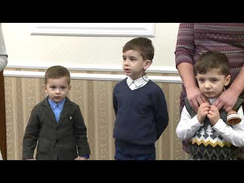 В Государственную резиденцию пришли с колядками десять детей с нарушениями слуха, которые получили кохлеарные импланты