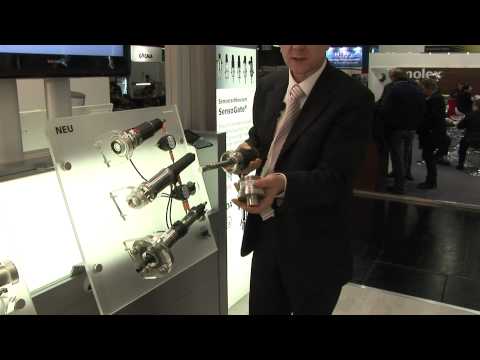 Fully automatic retractable fitting for liquid analysis from image