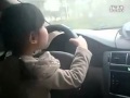 Bimba Cinese di 4 anni sfreccia in autostrada