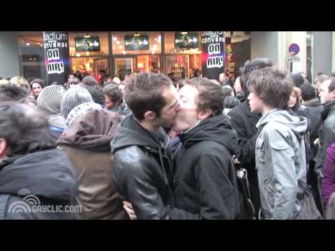 Kiss-in à Paris contre l'homophobie le 12 décembre 2009 le clip