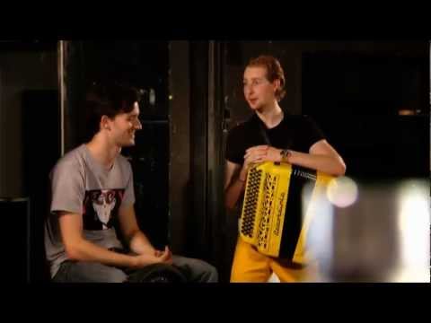 accordeon - De jonge joviale muzikant Cliff speelt al twintig jaar accordeon. Voor deze auditie speelt hij de accordeonklassieker