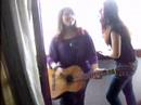 a carol cantando e a d�h tocando viol�o