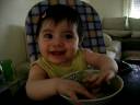 Mia comiendo sola!