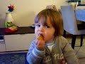 Anna mangia un biscotto
